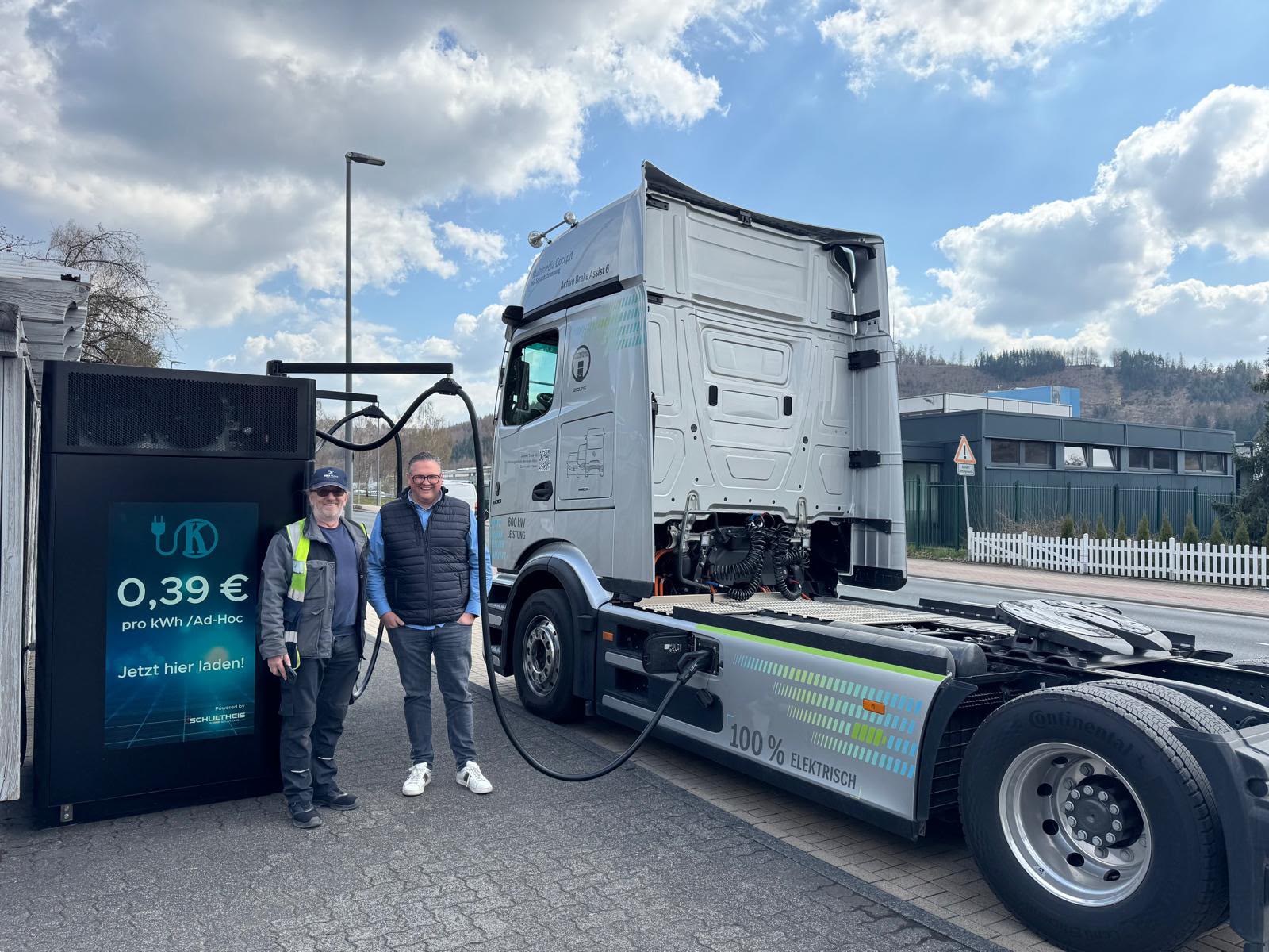 Elektro-LKW lädt mit 360 kW an der Schultheis Schnellladesäule