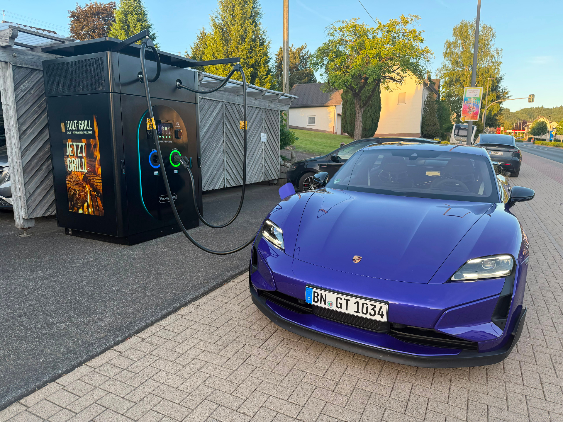 Porsche Taycan lädt an der Schnellladesäule
